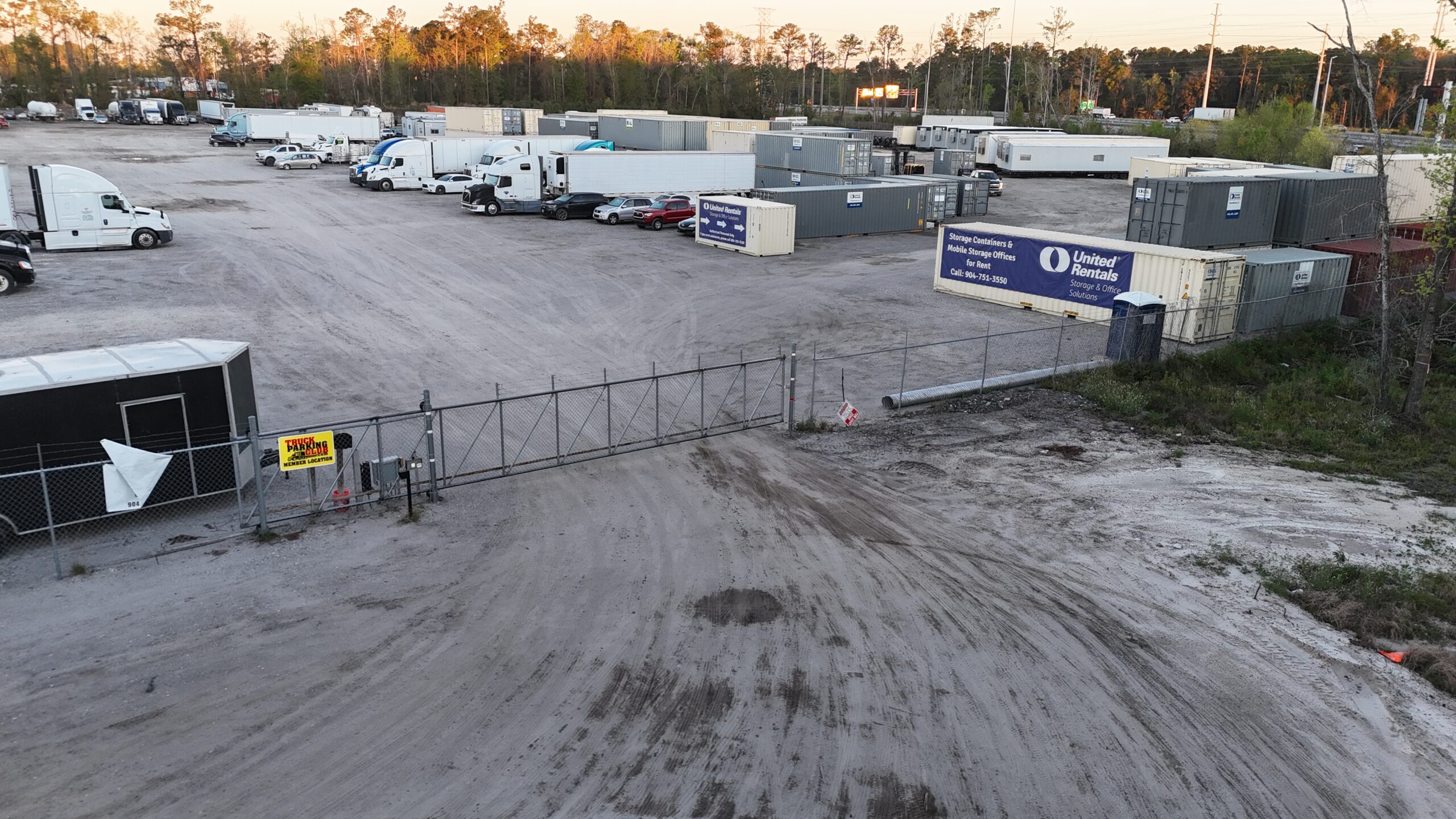 Secure Drop Yards for High-Value Loads: Protect Your Fleet During Holiday Cargo-Theft Season